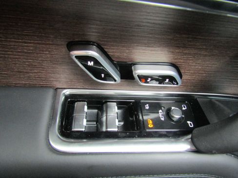 Used 2025 Land Rover Range Rover SE AWD/4WD image 17