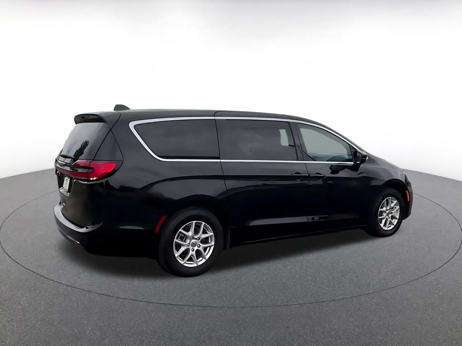 Used 2025 Chrysler Pacifica Select FWD image 14
