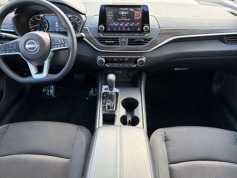 Used 2025 Nissan Altima 2.5 SV FWD image 13