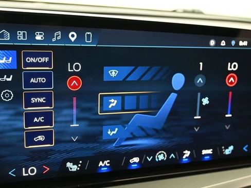 Used 2025 Chevrolet Traverse LT FWD image 24