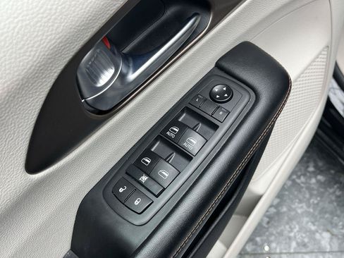 Used 2019 Chrysler Pacifica Touring-L FWD image 9