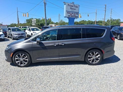 Used 2017 Chrysler Pacifica Limited w/ UConnect Theater Package FWD image 2