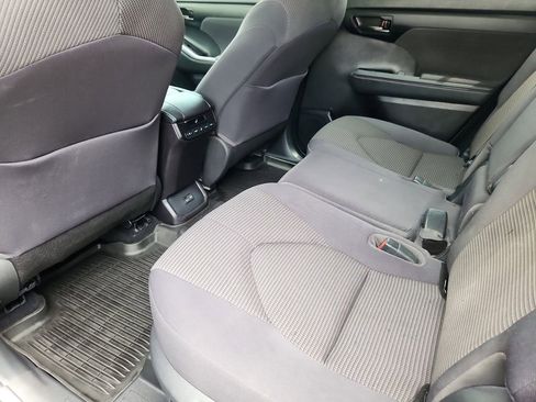 Used 2022 Toyota Highlander LE AWD/4WD image 9