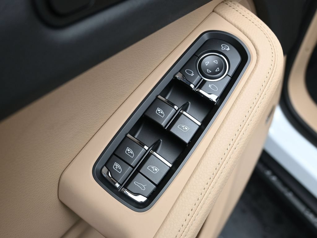 Certified 2026 Porsche Macan AWD/4WD image 9