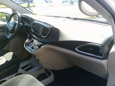 Used 2023 Chrysler Voyager LX FWD image 31