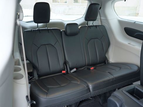 Used 2018 Chrysler Pacifica Touring-L image 25