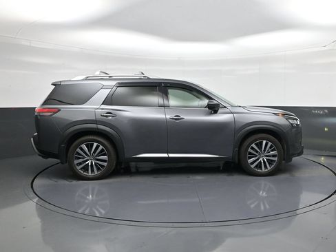 Used 2022 Nissan Pathfinder Platinum w/ Cargo Package FWD image 8