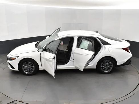 Used 2024 Hyundai Elantra SEL FWD image 7