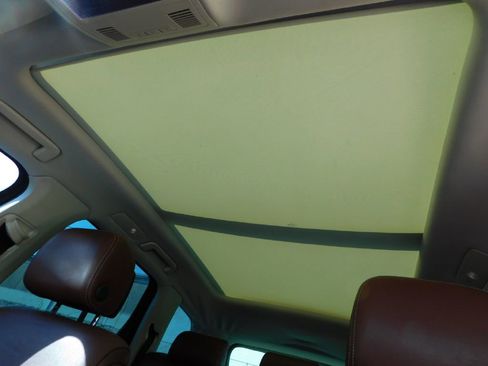 Used 2016 Volkswagen Touareg Sport image 40