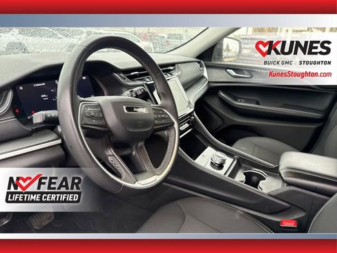 Used 2024 Jeep Grand Cherokee Laredo AWD/4WD image 23