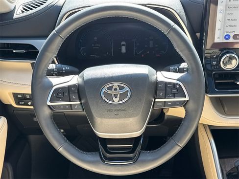 Used 2024 Toyota Highlander Limited image 24