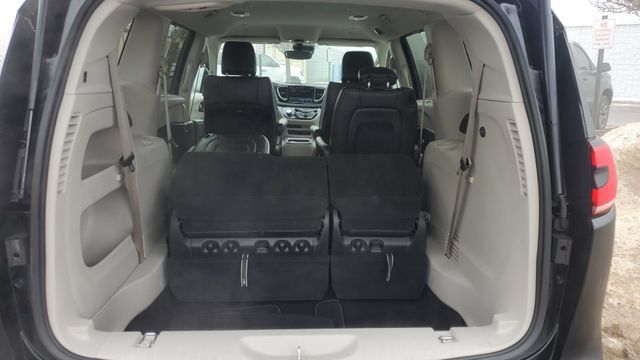 Used 2024 Chrysler Pacifica Touring-L FWD image 28
