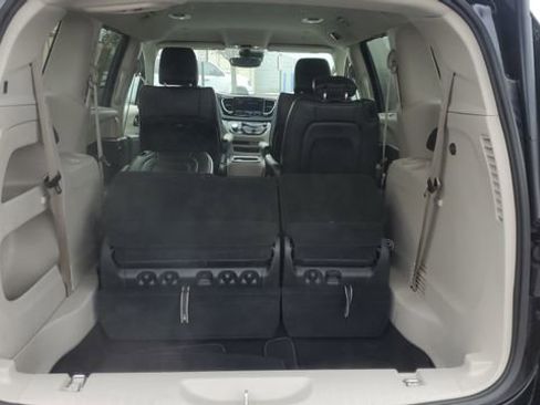 Certified 2024 Chrysler Pacifica Touring-L image 28