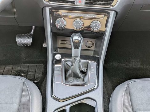 Certified 2023 Volkswagen Taos SE w/ Panoramic Sunroof Package FWD image 19