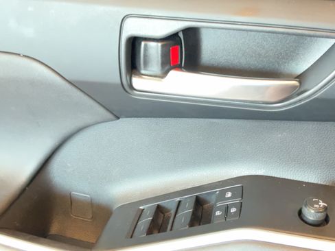Used 2023 Toyota Highlander XLE FWD image 35