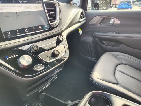 New 2026 Chrysler Pacifica Select image 27