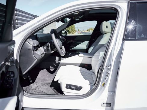 Used 2026 BMW 550e xDrive image 30