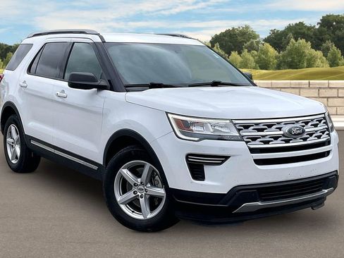 Used 2018 Ford Explorer XLT FWD image 2