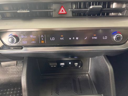 Used 2023 Kia Sportage EX AWD/4WD image 7