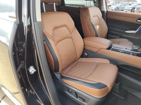 New 2025 Nissan Pathfinder Platinum image 13