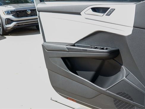 New 2025 Volkswagen Taos SE image 16