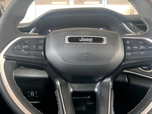 Used 2025 Jeep Grand Cherokee Altitude AWD/4WD image 37