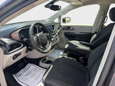 Used 2017 Chrysler Pacifica Touring FWD image 13