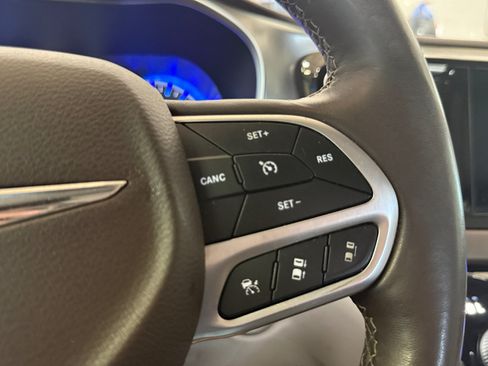 Used 2018 Chrysler Pacifica Touring-L Plus w/ Advanced Safetytec Group FWD image 18