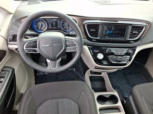 Used 2024 Chrysler Voyager LX image 12