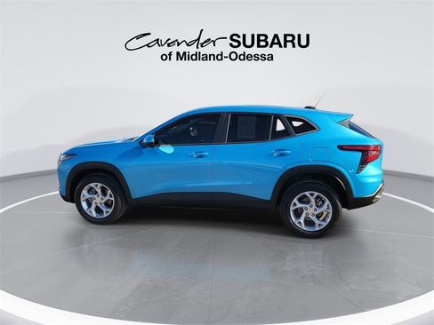 Used 2025 Chevrolet Trax LS w/ LS Convenience Package image 4