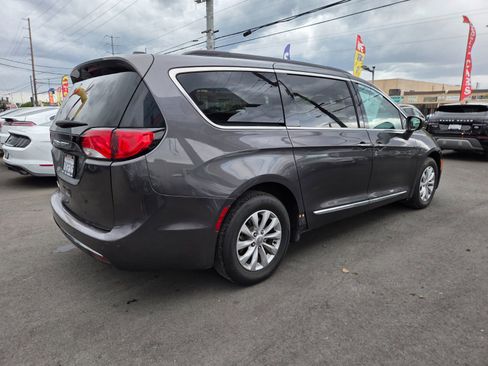 Used 2017 Chrysler Pacifica Touring-L FWD image 4