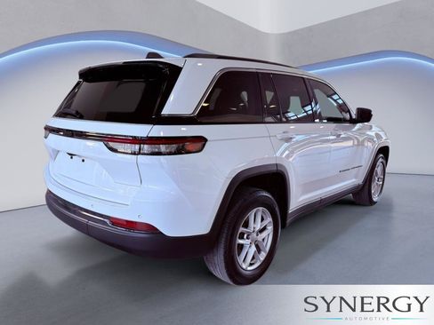 Used 2023 Jeep Grand Cherokee Laredo AWD/4WD image 5
