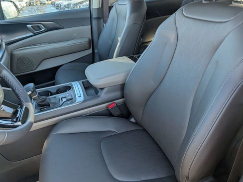 Used 2026 Kia Carnival image 16