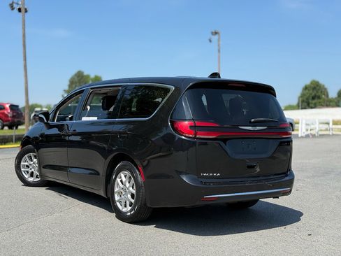 Used 2023 Chrysler Pacifica Touring-L FWD image 5