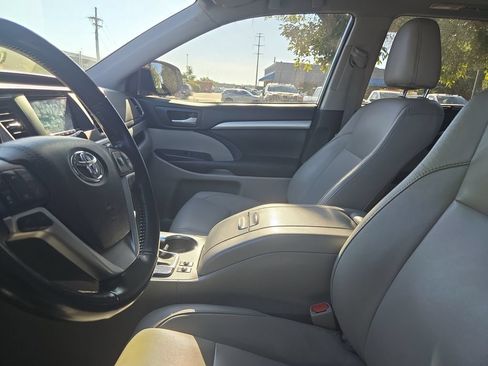 Used 2017 Toyota Highlander XLE AWD/4WD image 10