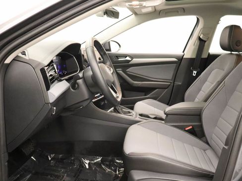 Certified 2025 Volkswagen Jetta SE w/ Sunroof Package FWD image 16