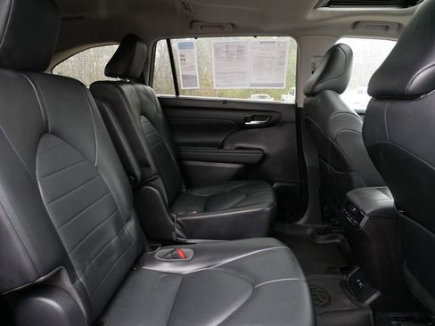 Used 2021 Toyota Highlander XLE image 27