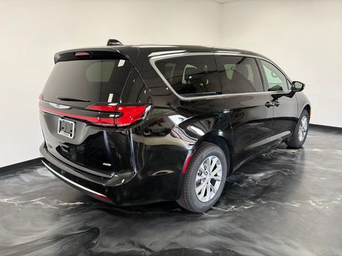 New 2026 Chrysler Pacifica Select AWD/4WD image 21