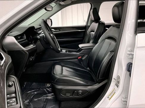 Used 2024 Jeep Grand Cherokee Limited image 24