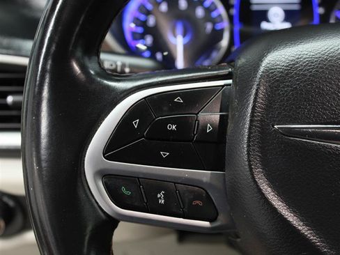 Used 2018 Chrysler Pacifica Touring-L FWD image 11