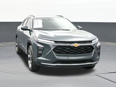 Used 2025 Chevrolet Trax LT FWD image 24