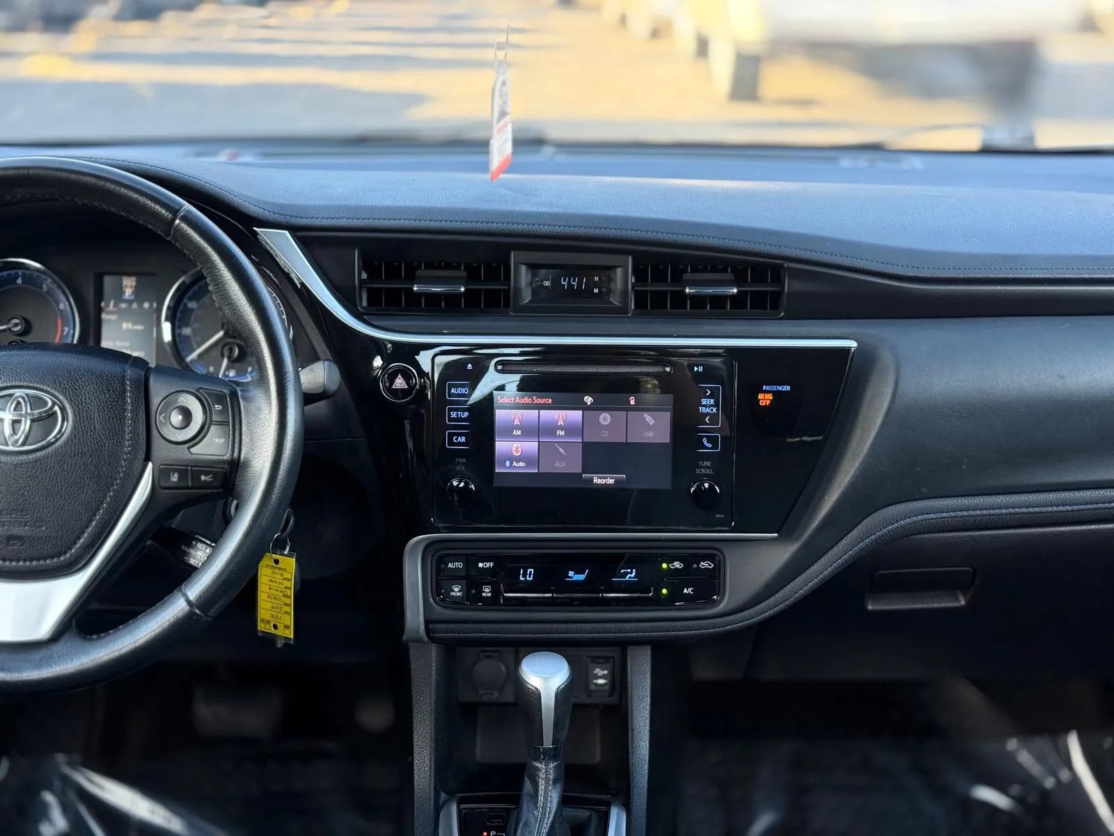 Used 2019 Toyota Corolla SE w/ Carpet Mat Package (TMS) FWD image 18