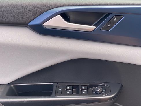 Certified 2023 Volkswagen Taos SE w/ Panoramic Sunroof Package FWD image 17