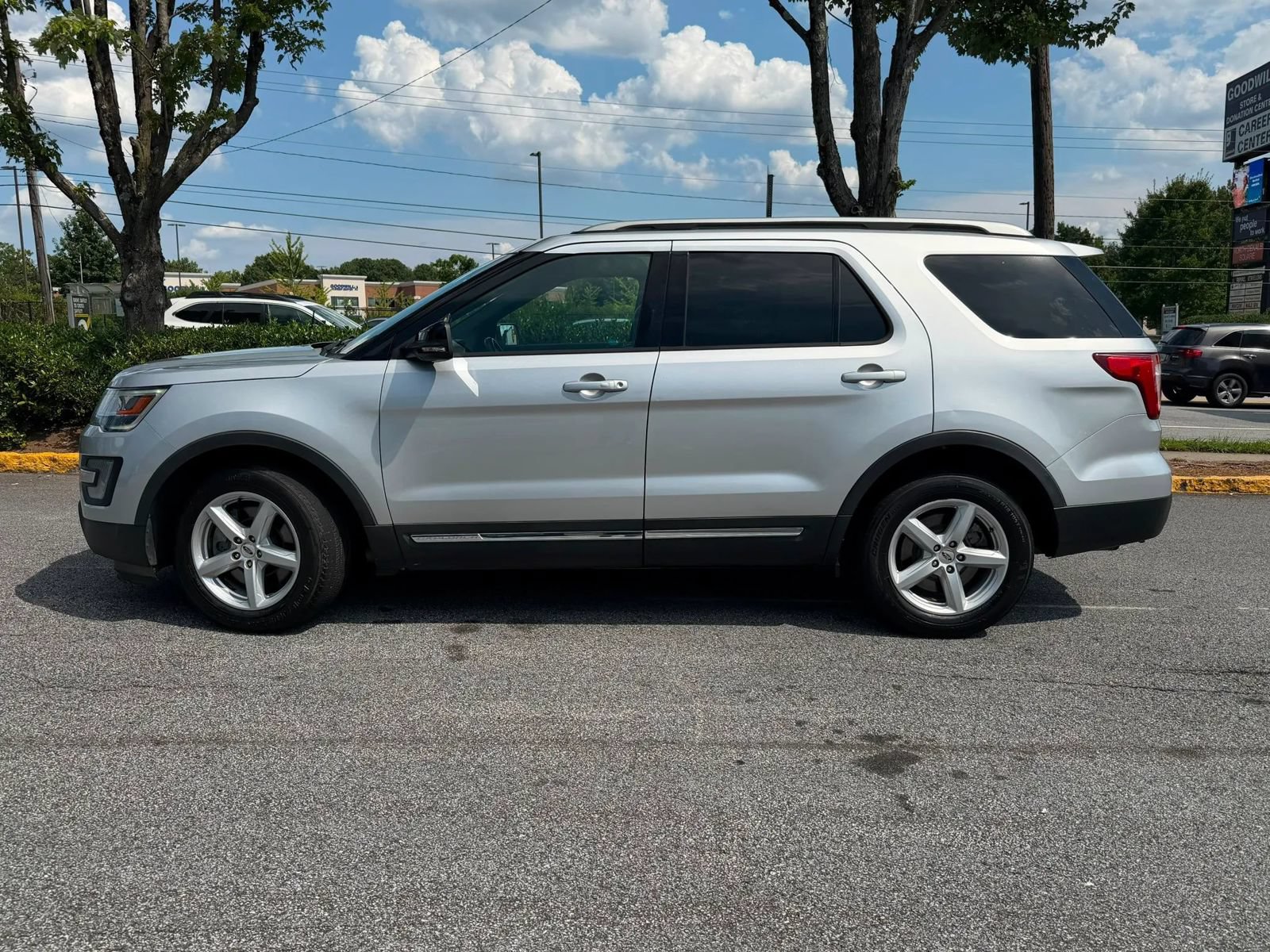 Used 2016 Ford Explorer XLT w/ Equipment Group 202A FWD image 4