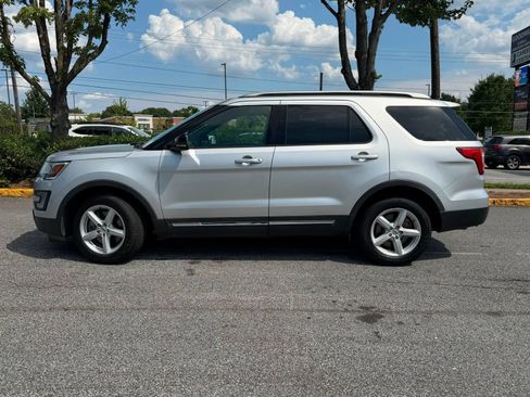 Used 2016 Ford Explorer XLT w/ Equipment Group 202A FWD image 4