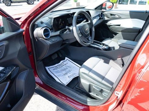 Used 2025 Chevrolet Trax LT FWD image 14