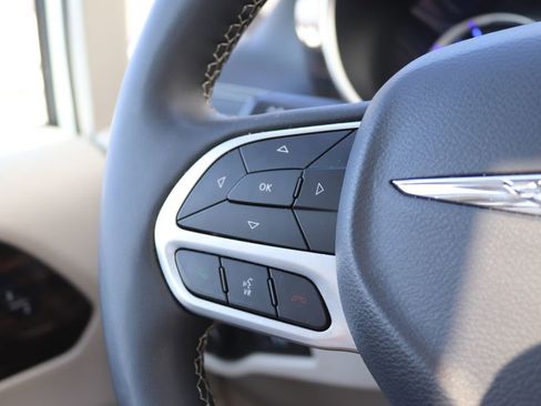 Used 2023 Chrysler Pacifica Limited image 12