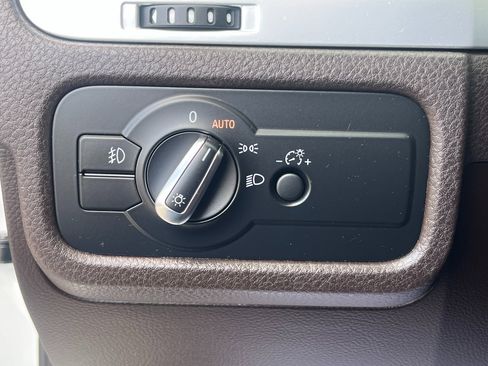 Used 2012 Volkswagen Touareg Hybrid image 25