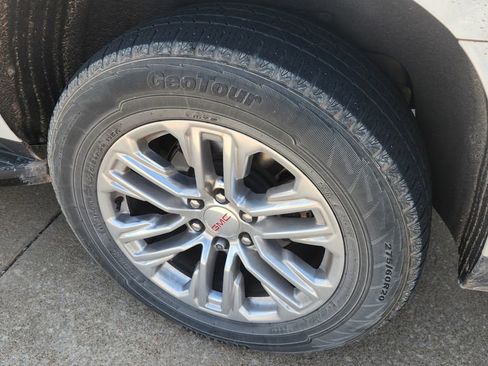 Used 2023 GMC Yukon XL SLT AWD/4WD image 7