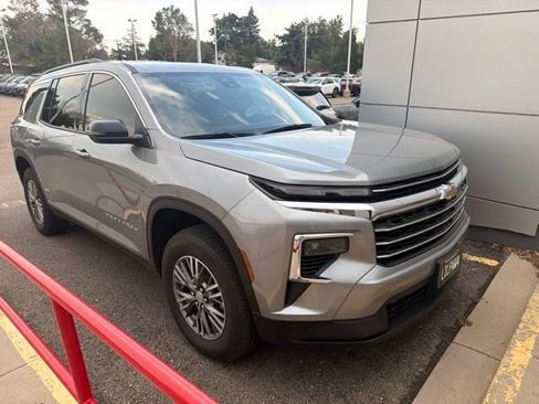 Used 2025 Chevrolet Traverse LT AWD/4WD image 1